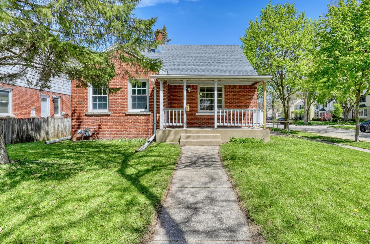 180 E Henry Clay St, Whitefish Bay, WI 53217