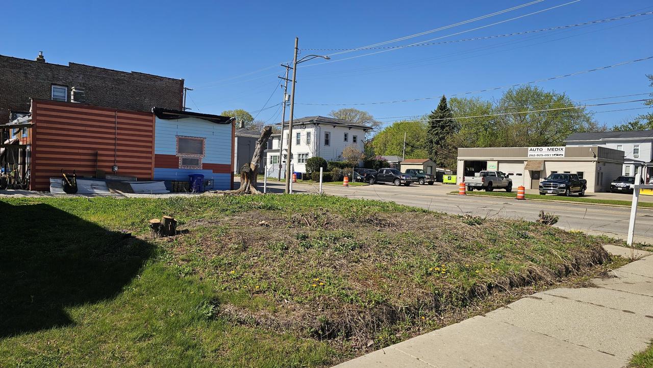 823 45th St, Kenosha, WI 53140