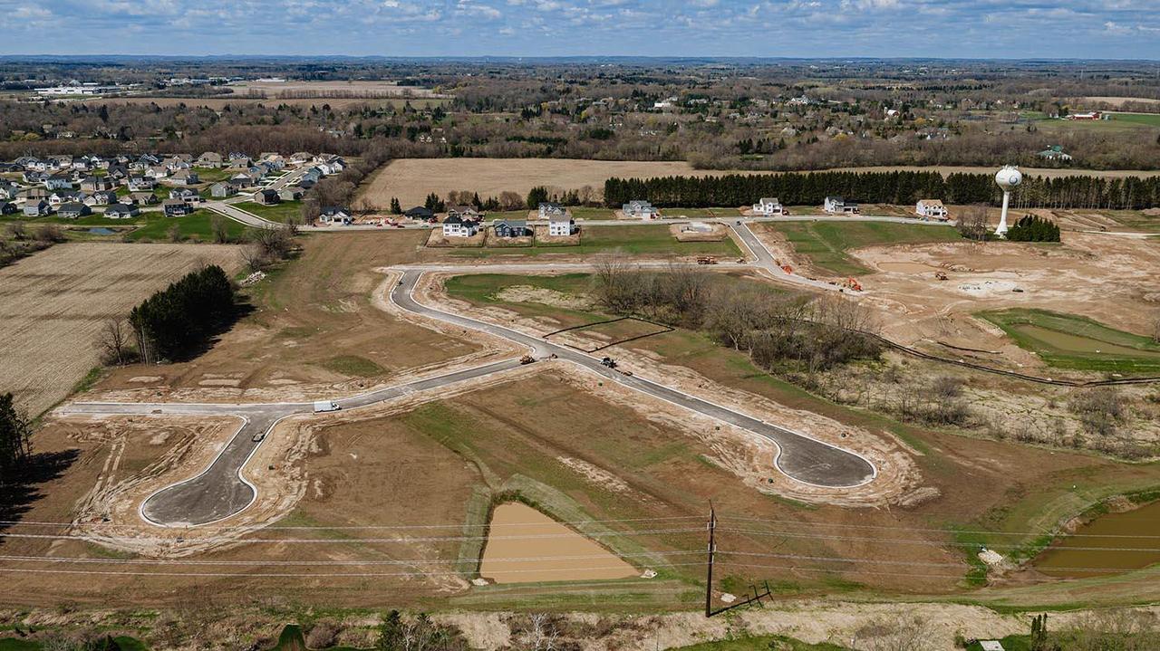 633 Hawks Ridge #Lt5, Grafton, WI 53024