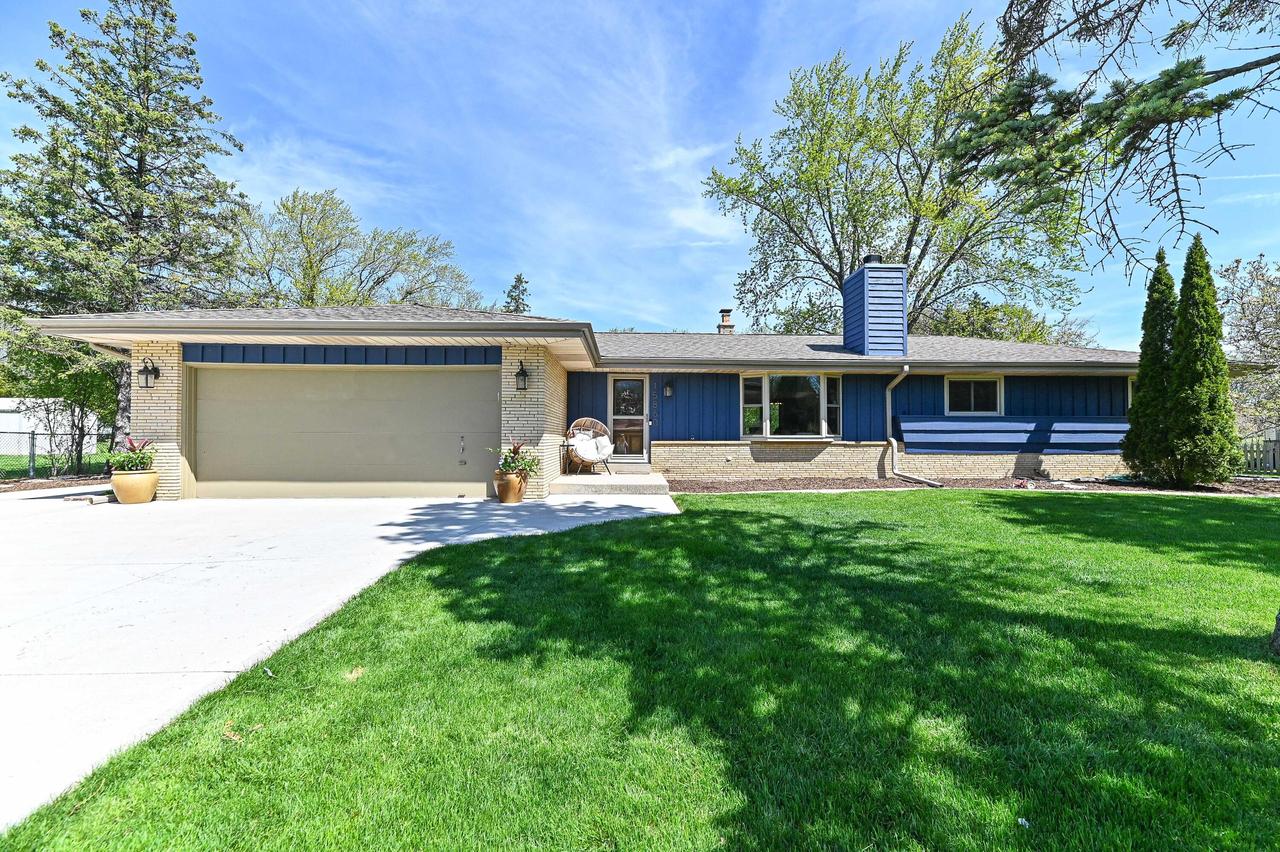 15860 Brookhill Dr, Brookfield, WI 53005