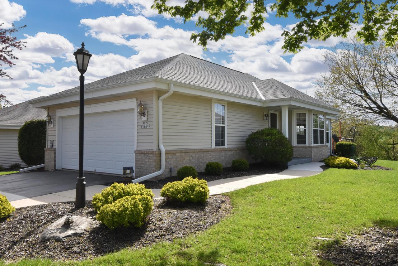 N97W14151 Knollcrest Cir, Germantown, WI 53022
