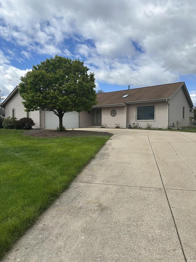 W224N2761 Stonewood Ct, Pewaukee, WI 53186