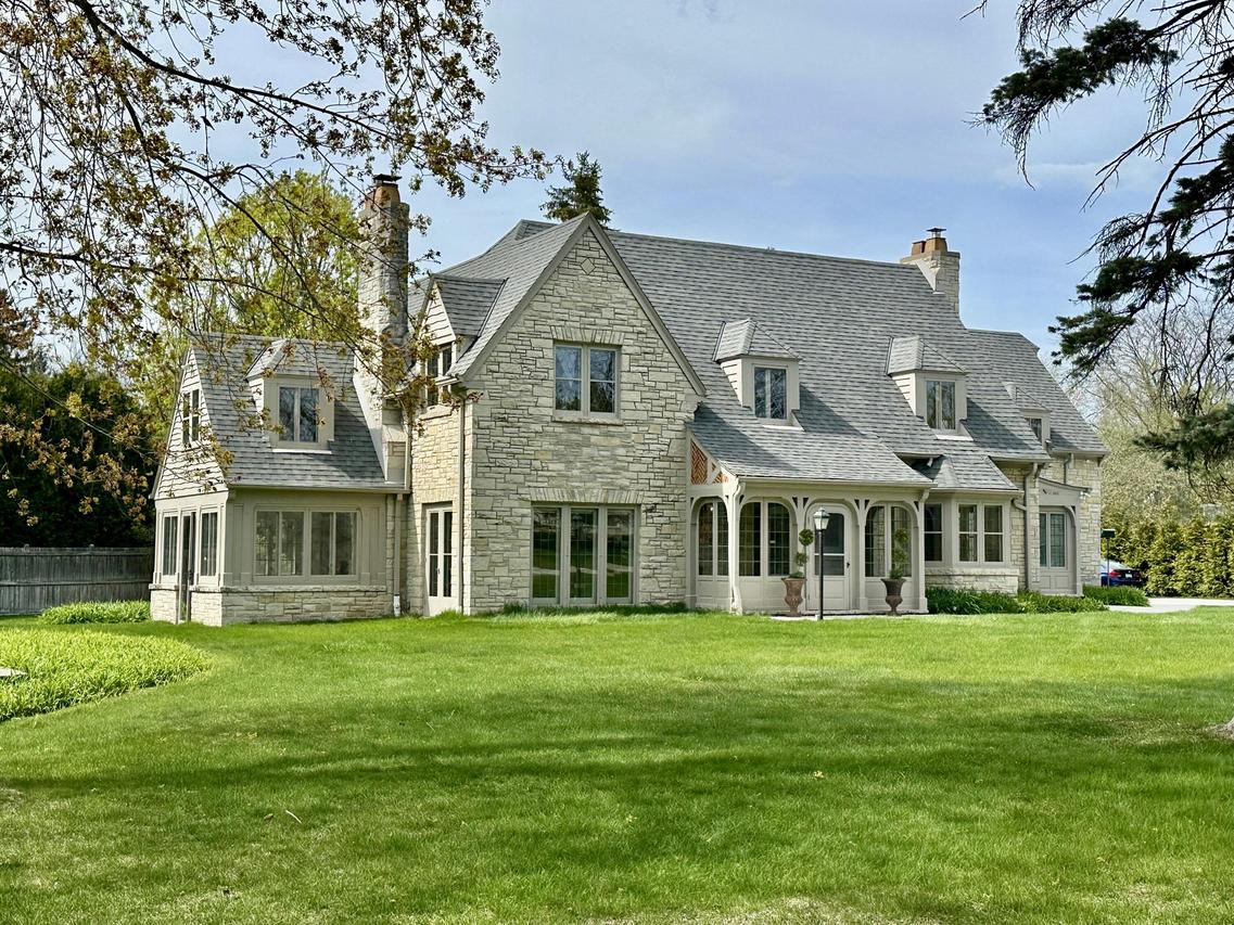 1140 E Bywater Ln, Fox Point, WI 53217