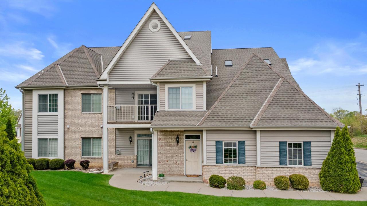 1351 Rose Ct ##53, Waukesha, WI 53186