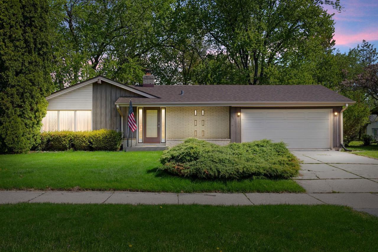524 E Forest Hill, Oak Creek, WI 53154