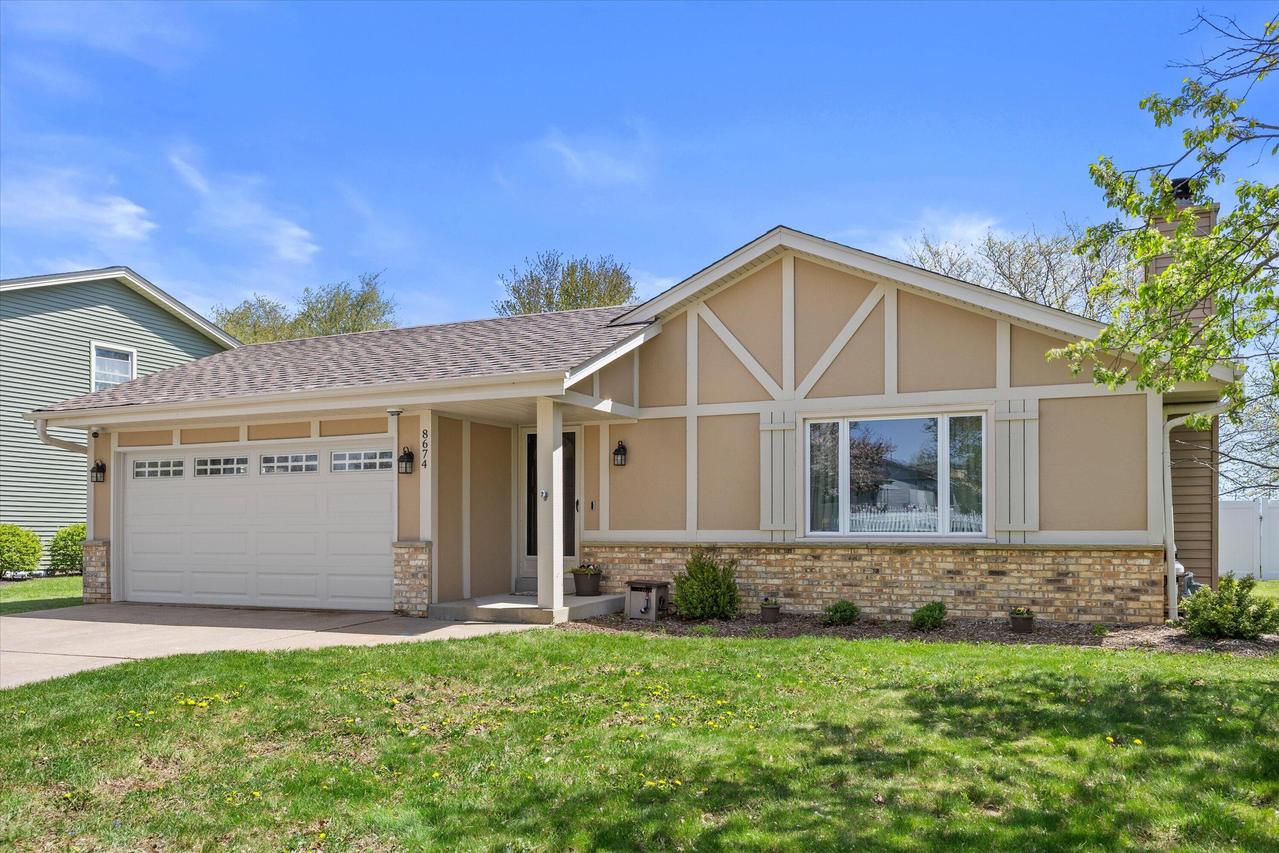 8674 S Wildwood Dr, Oak Creek, WI 53154