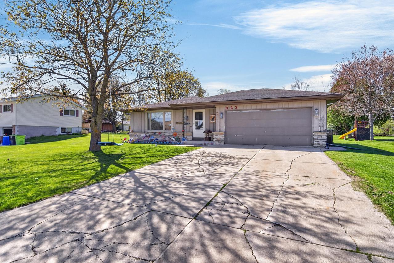 823 Tyler Rd, Howards Grove, WI 53083