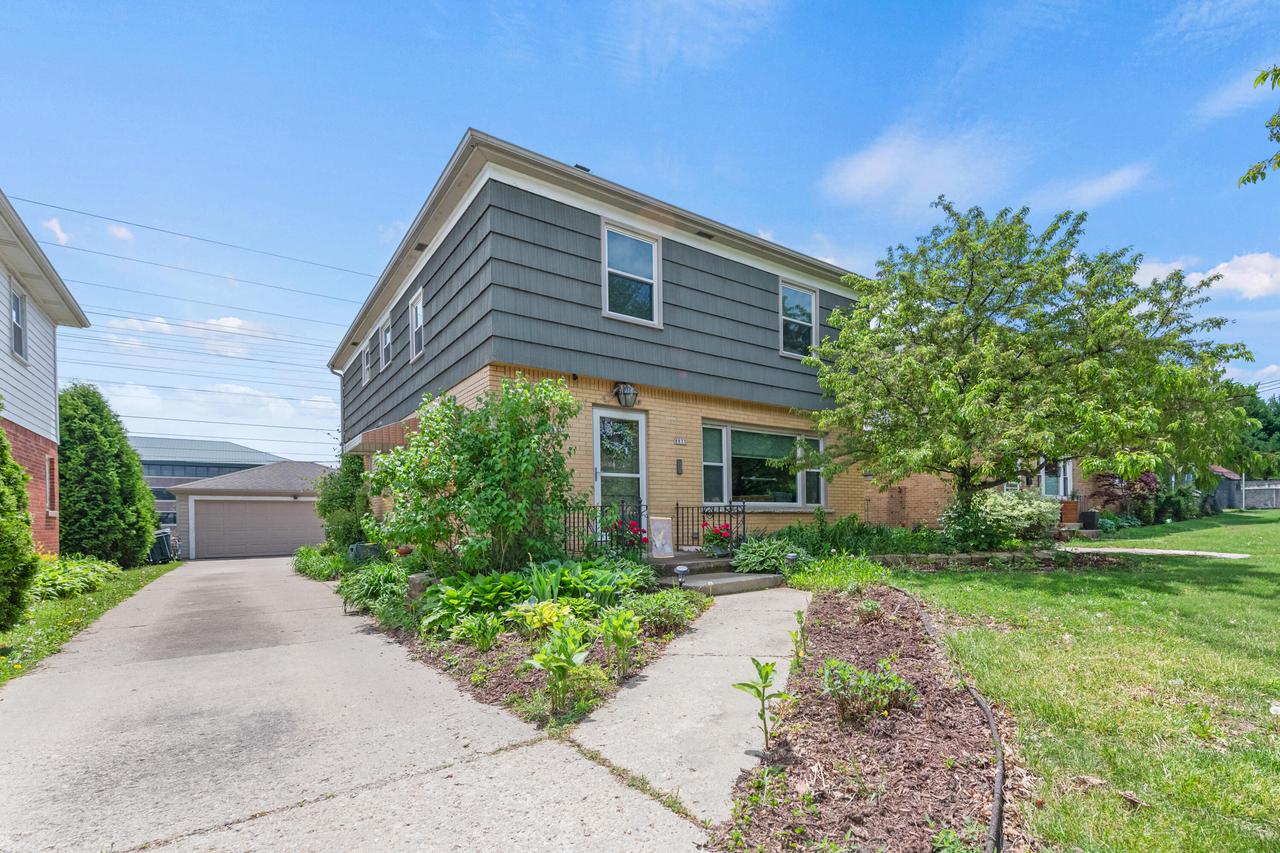 8831 W Hawthorne Ave #8833, Wauwatosa, WI 53226