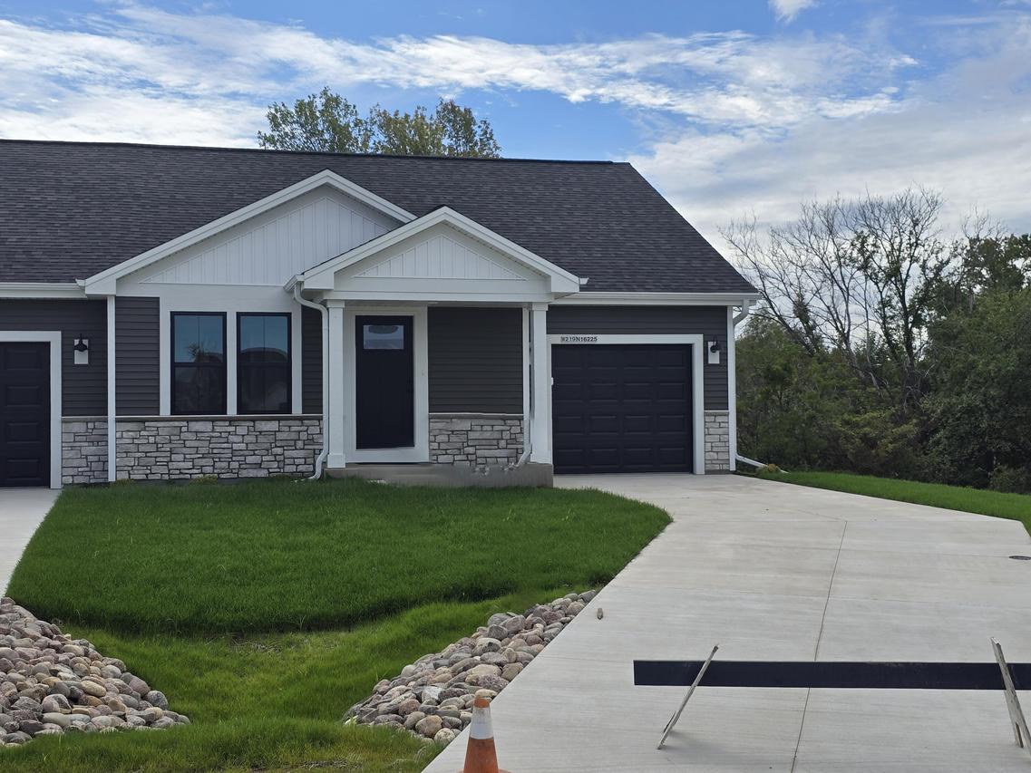 W219N16225 Primrose Ct, Jackson, WI 53037