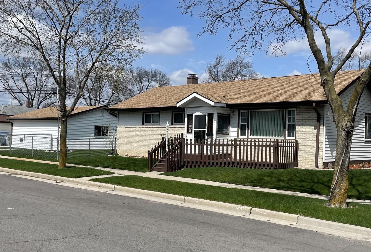 1900 W Wood Ave, Milwaukee, WI 53221