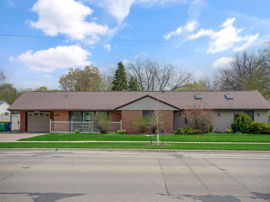 1735 S Oneida St, Green Bay, WI 54304