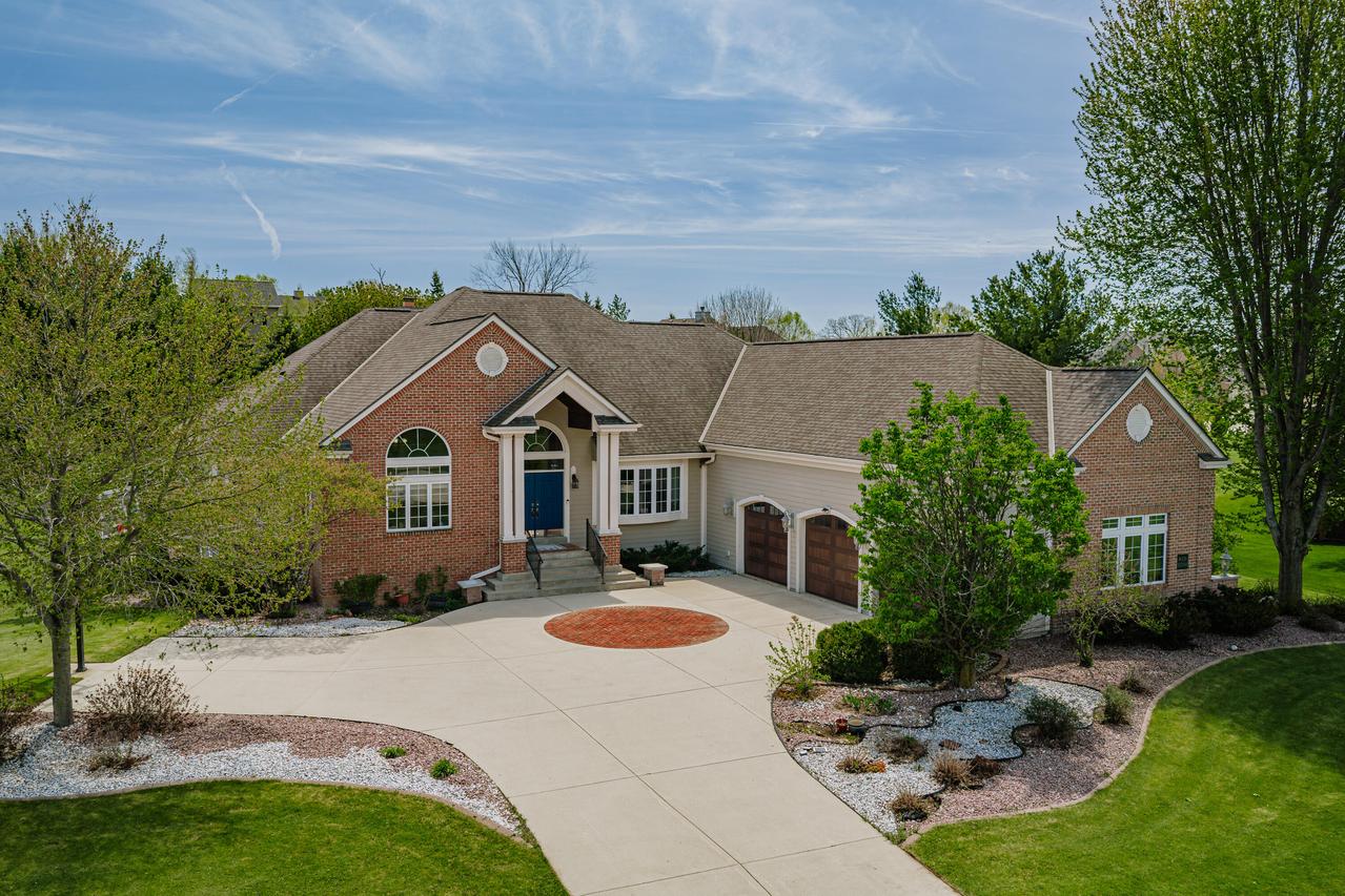 W251S5204 Poppy Fields, Waukesha, WI 53189