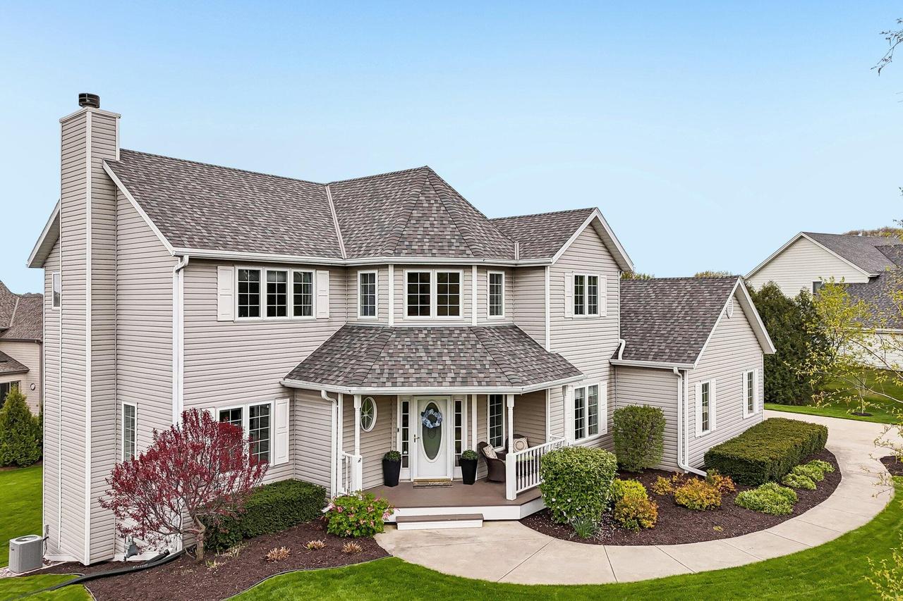 1209 Williams Dr, Mukwonago, WI 53149