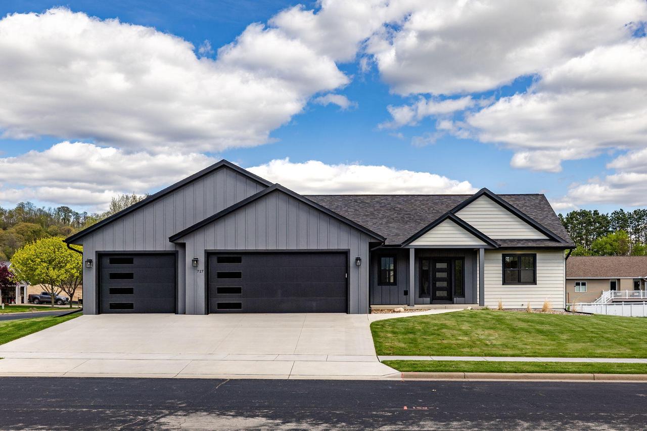 717 Tamarack Trl, Holmen, WI 54636