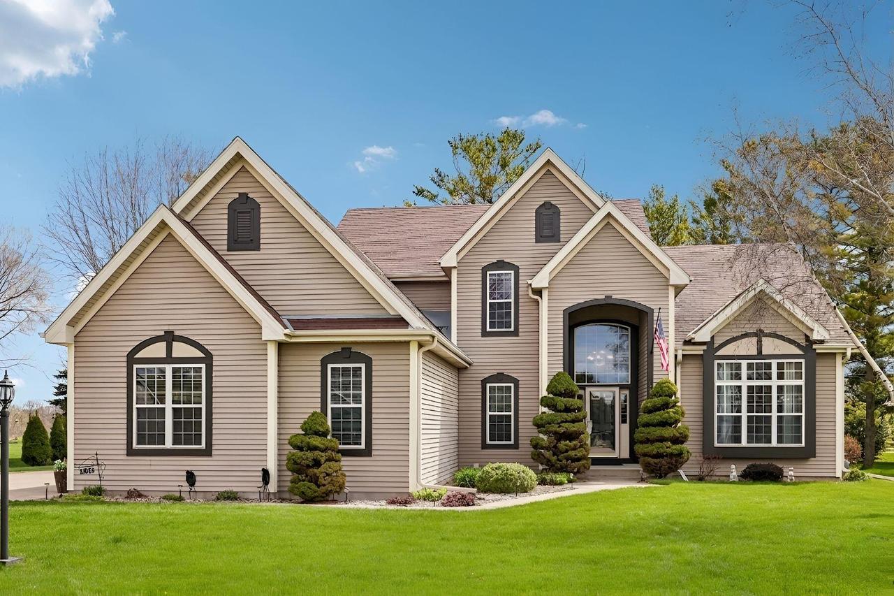 238 E Redding Cir, Belgium, WI 53004