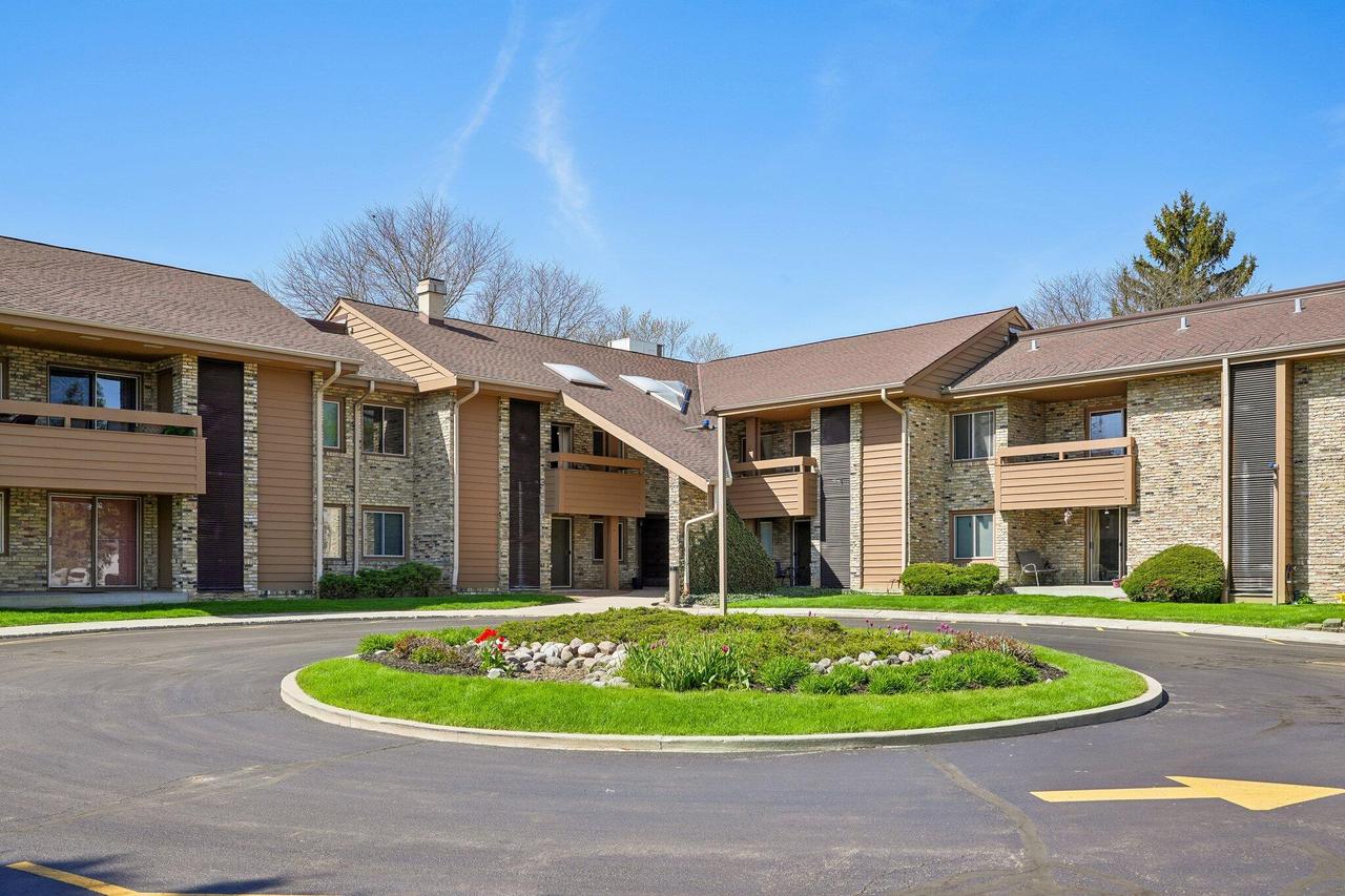 2101 W Good Hope Rd #210, Glendale, WI 53209