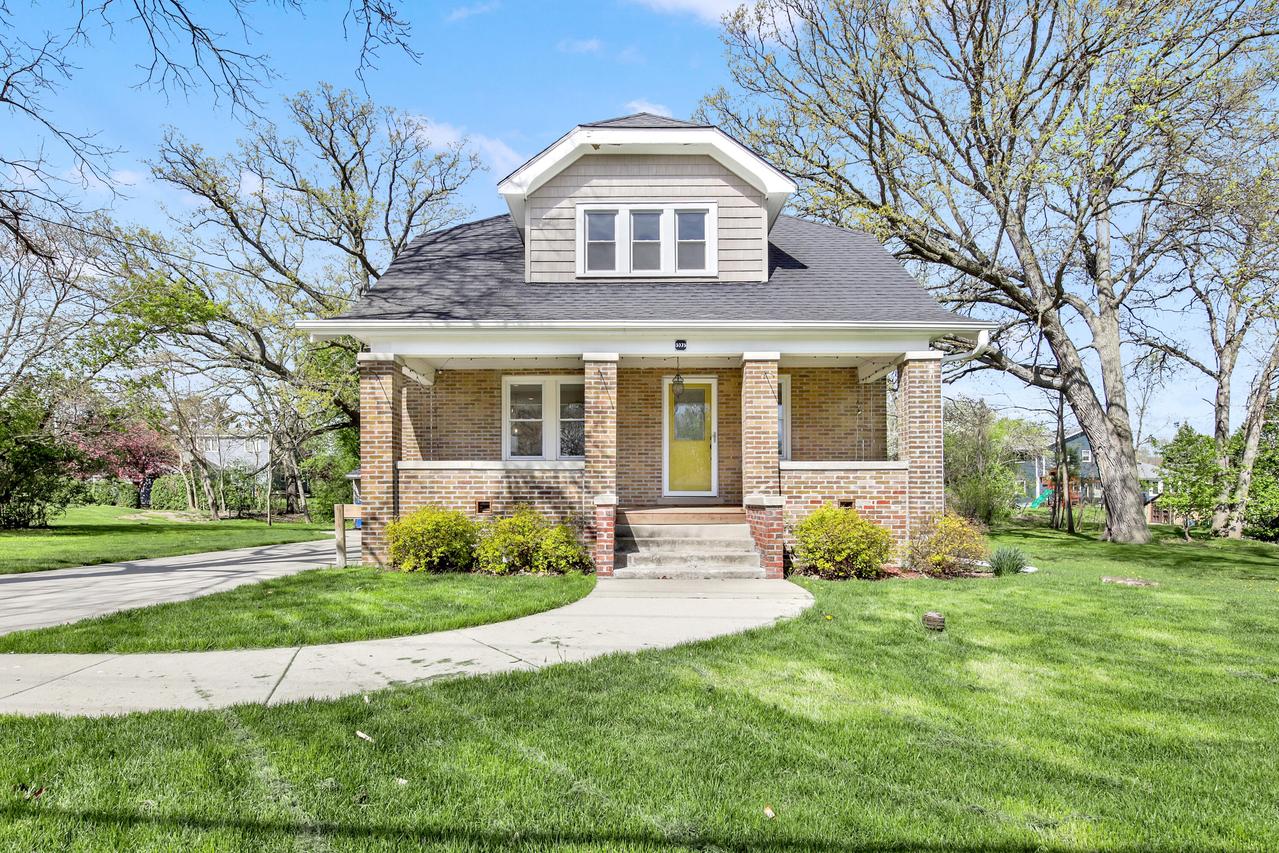 5075 S 35th St, Greenfield, WI 53221