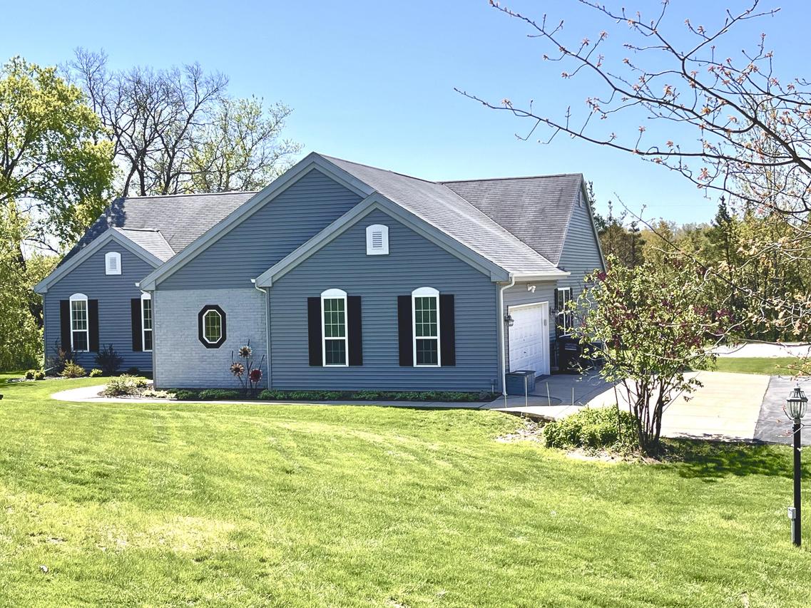 10155 W Oakwood Rd, Franklin, WI 53132