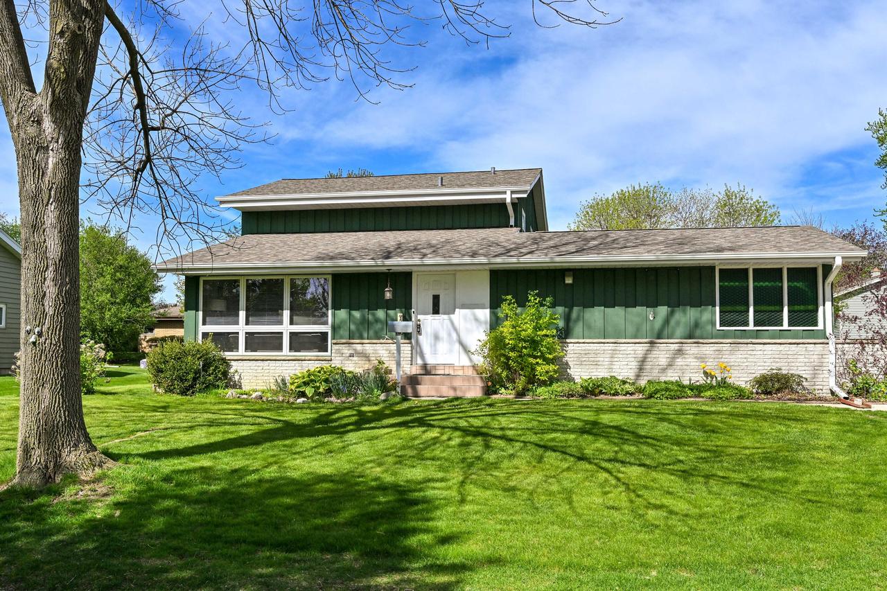 6093 Thornapple Dr, Greendale, WI 53129