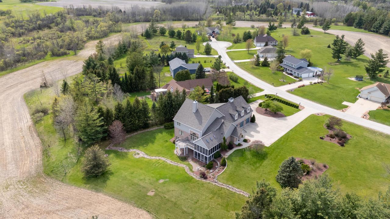 7636 Fairway Ln, Farmington, WI 53090