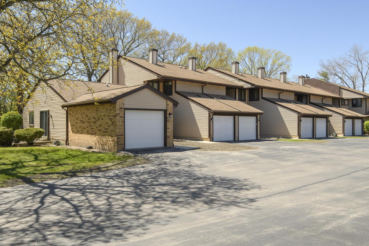 4655 S Woodland Dr, Greenfield, WI 53220