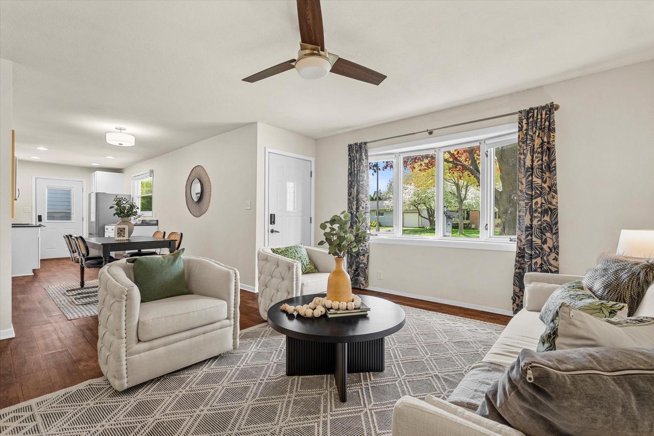 W67N408 Grant Ave, Cedarburg, WI 53012