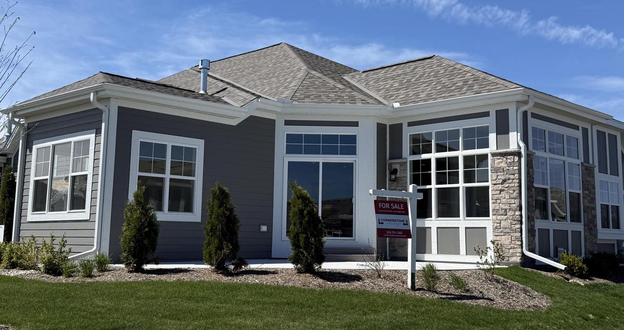 877 S Verona Cir #82, Grafton, WI 53024
