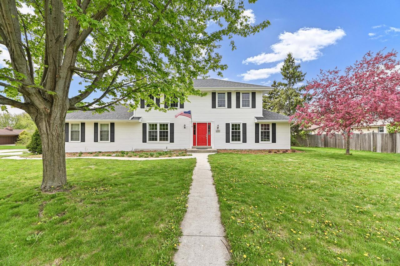 4395 S Delphine Dr, New Berlin, WI 53151