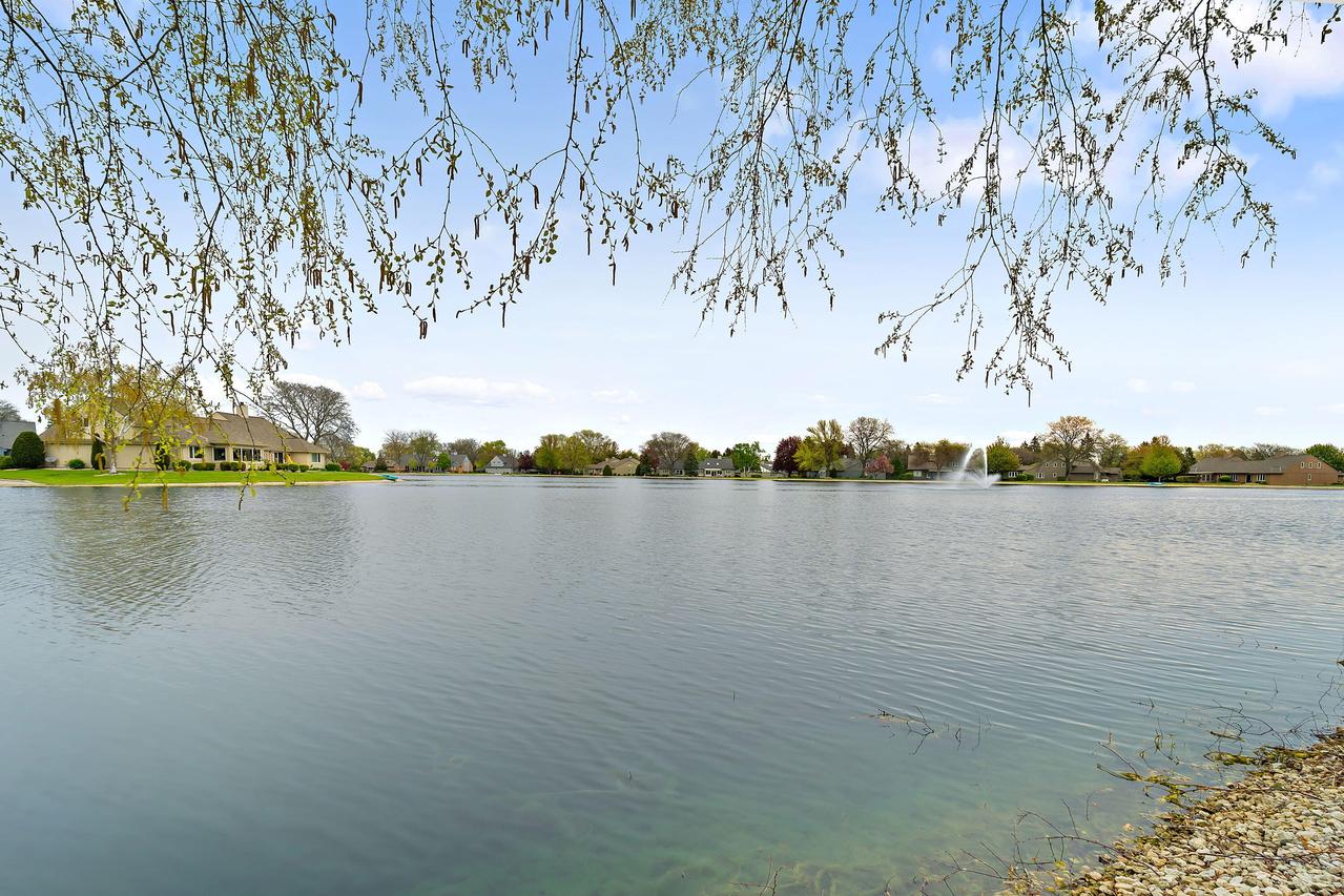 2314 W Dickinson Ct, Mequon, WI 53092
