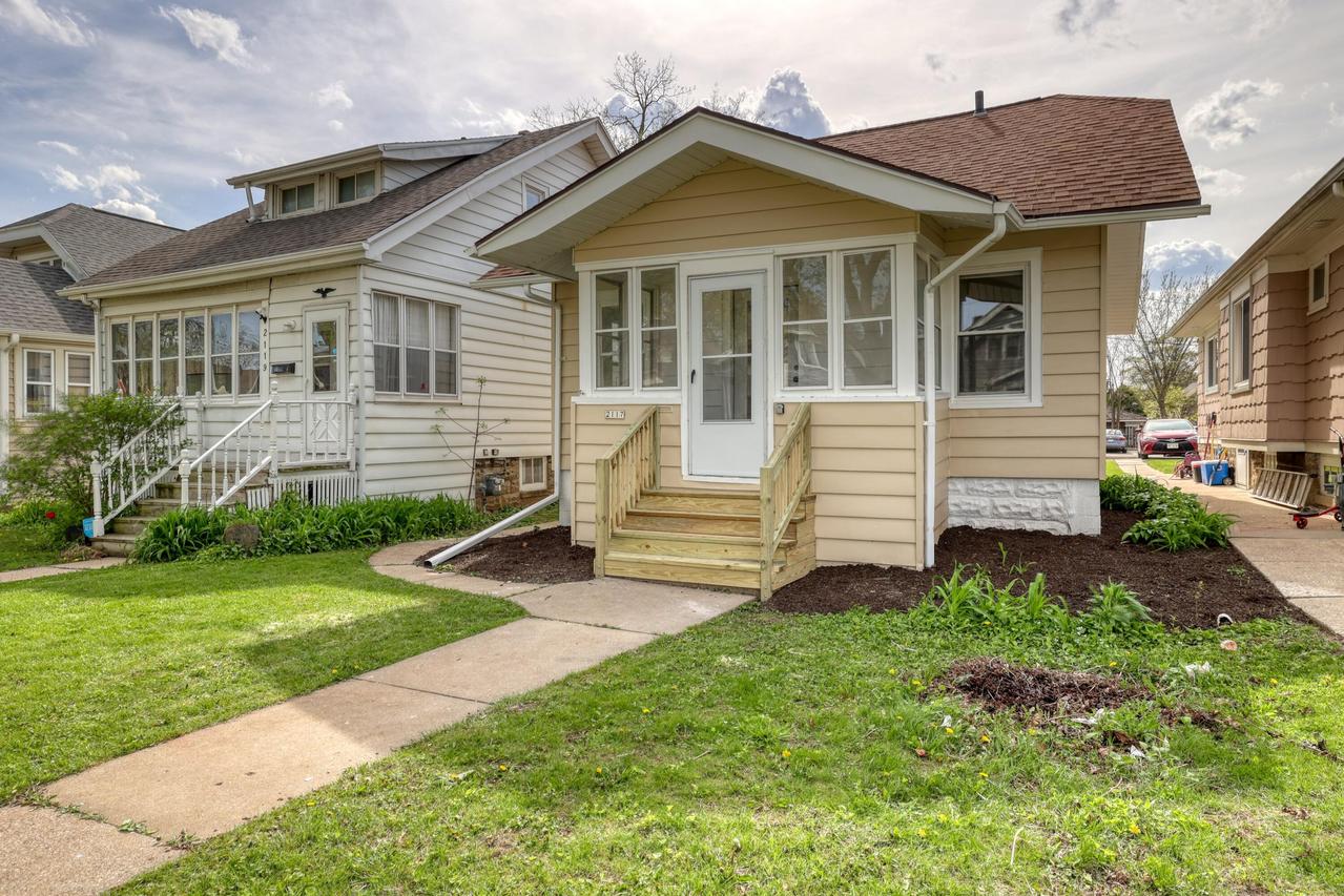 2117 S 77th St, West Allis, WI 53219
