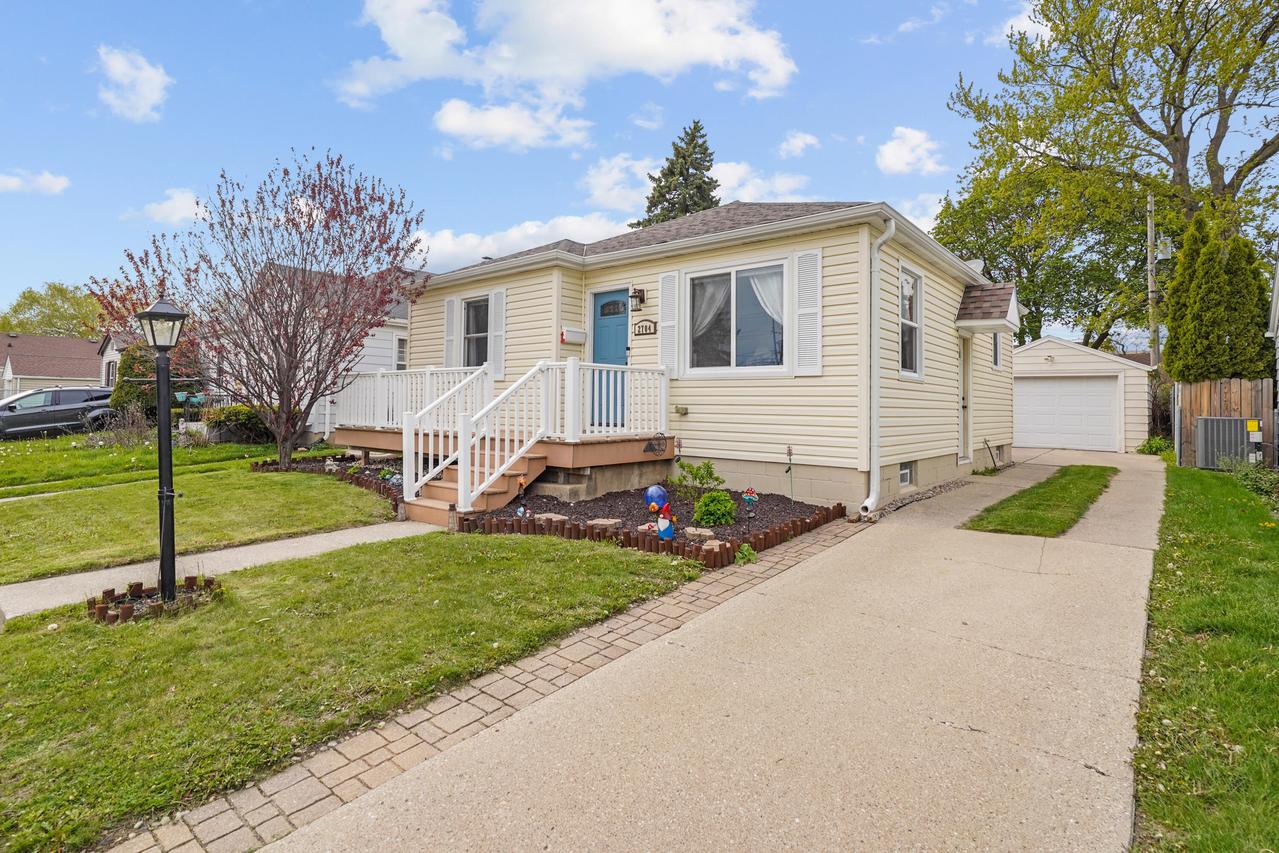 2704 Dwight St, Racine, WI 53403