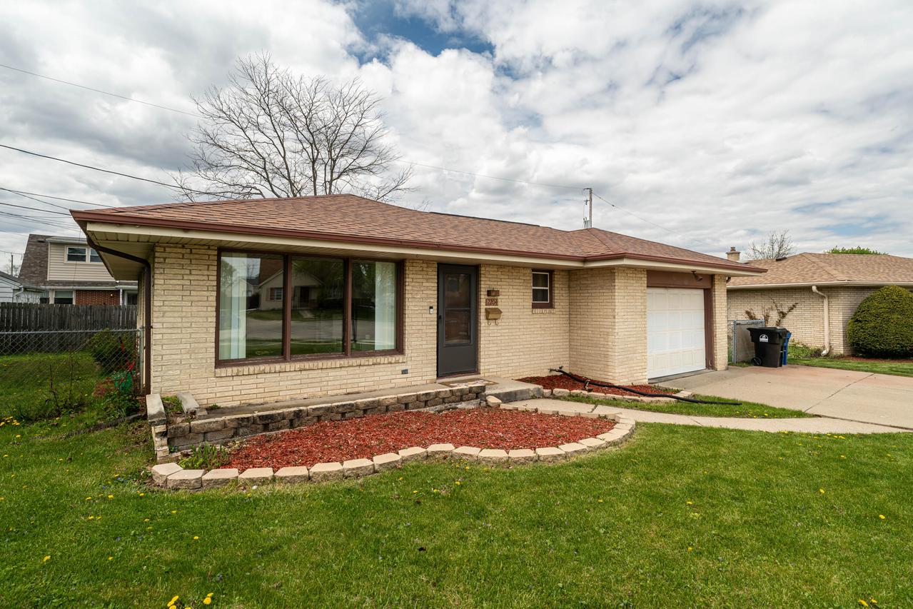 2204 Savoy Cir, Racine, WI 53404