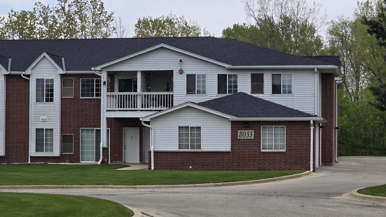 8055 Lexington Pl #12, Pleasant Prairie, WI 53158