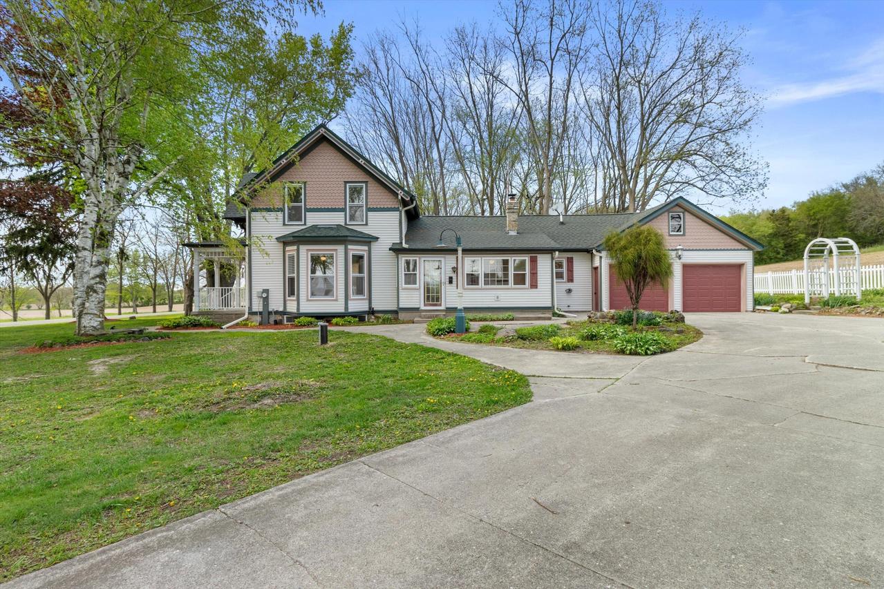 N5724 N Helenville Rd, Farmington, WI 53137