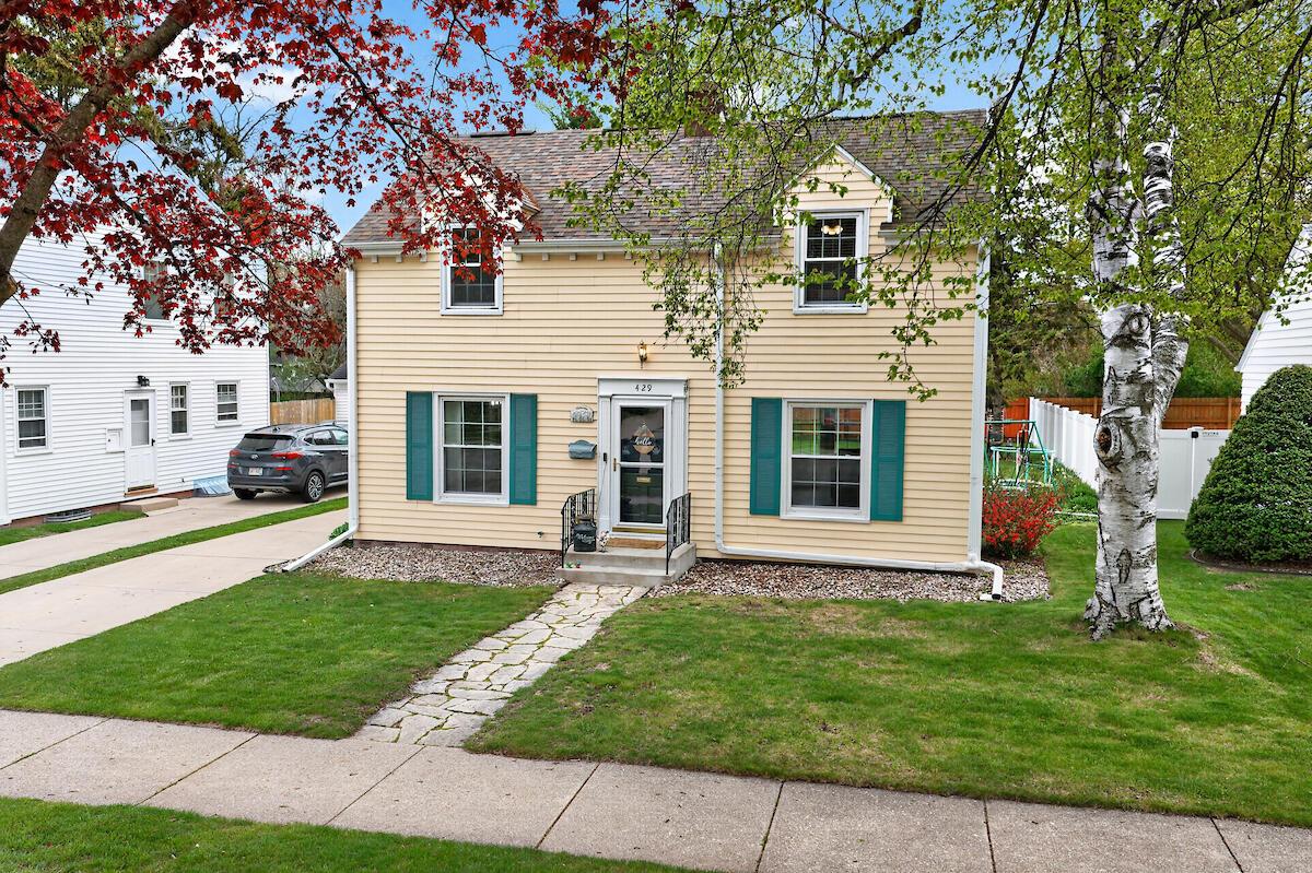 429 Shoreland Dr., Racine, WI 53402