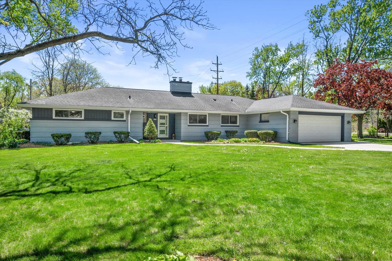12323 W Woodside Ct, Wauwatosa, WI 53226