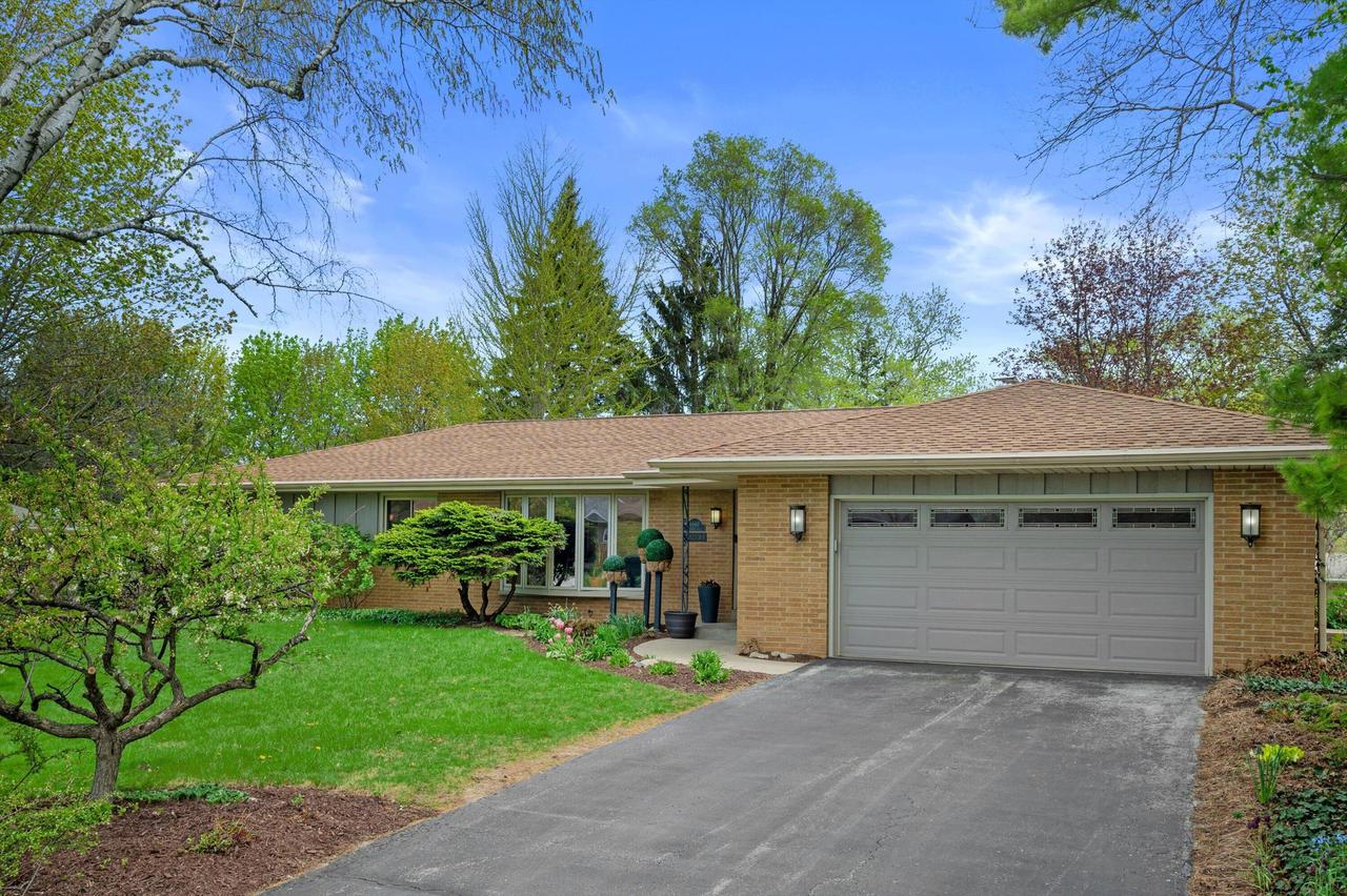 6660 N Braeburn Ln, Glendale, WI 53209