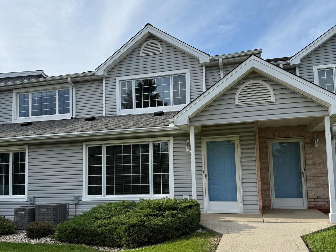 10320 W Whitnall Edge Cir #E, Franklin, WI 53132