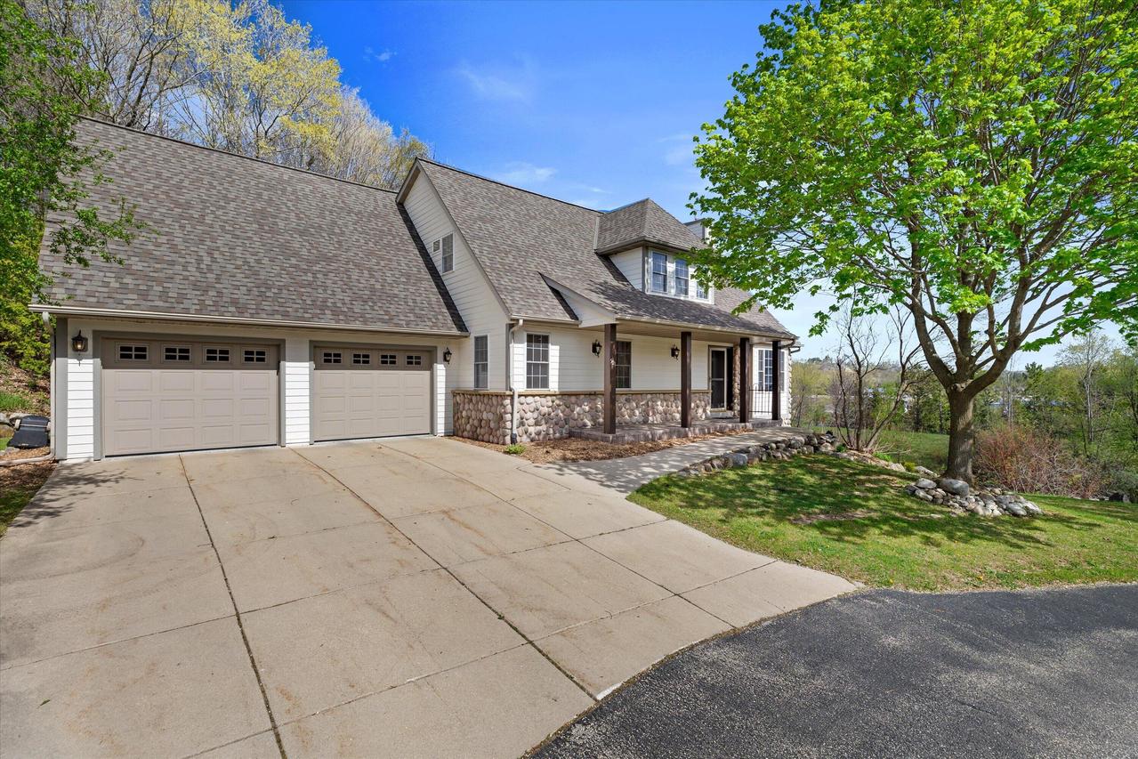 501 Drumlin Cv, Slinger, WI 53086