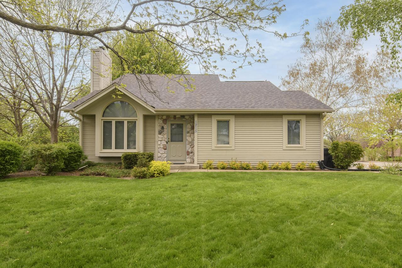 1215 Timber Rdg, Pewaukee, WI 53072