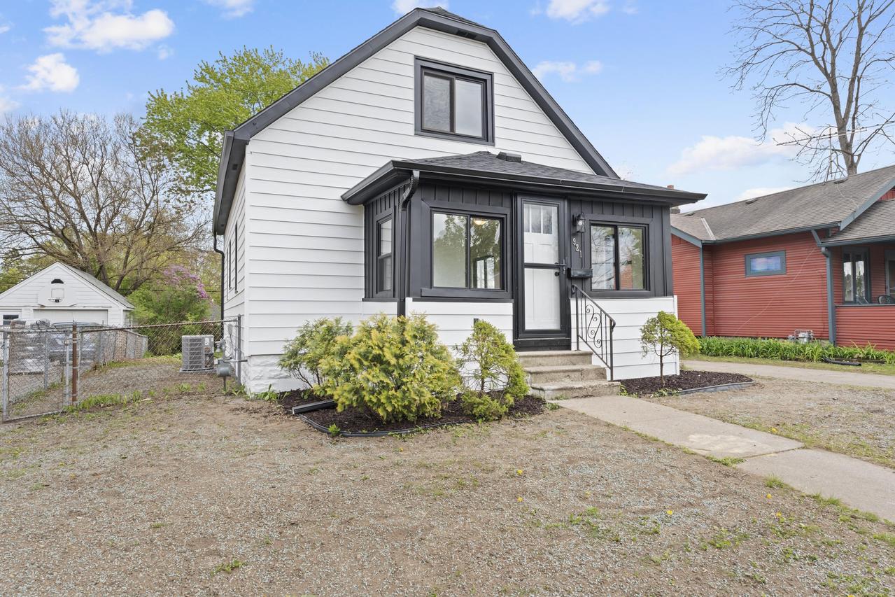 921 Perkins Ave, Waukesha, WI 53186
