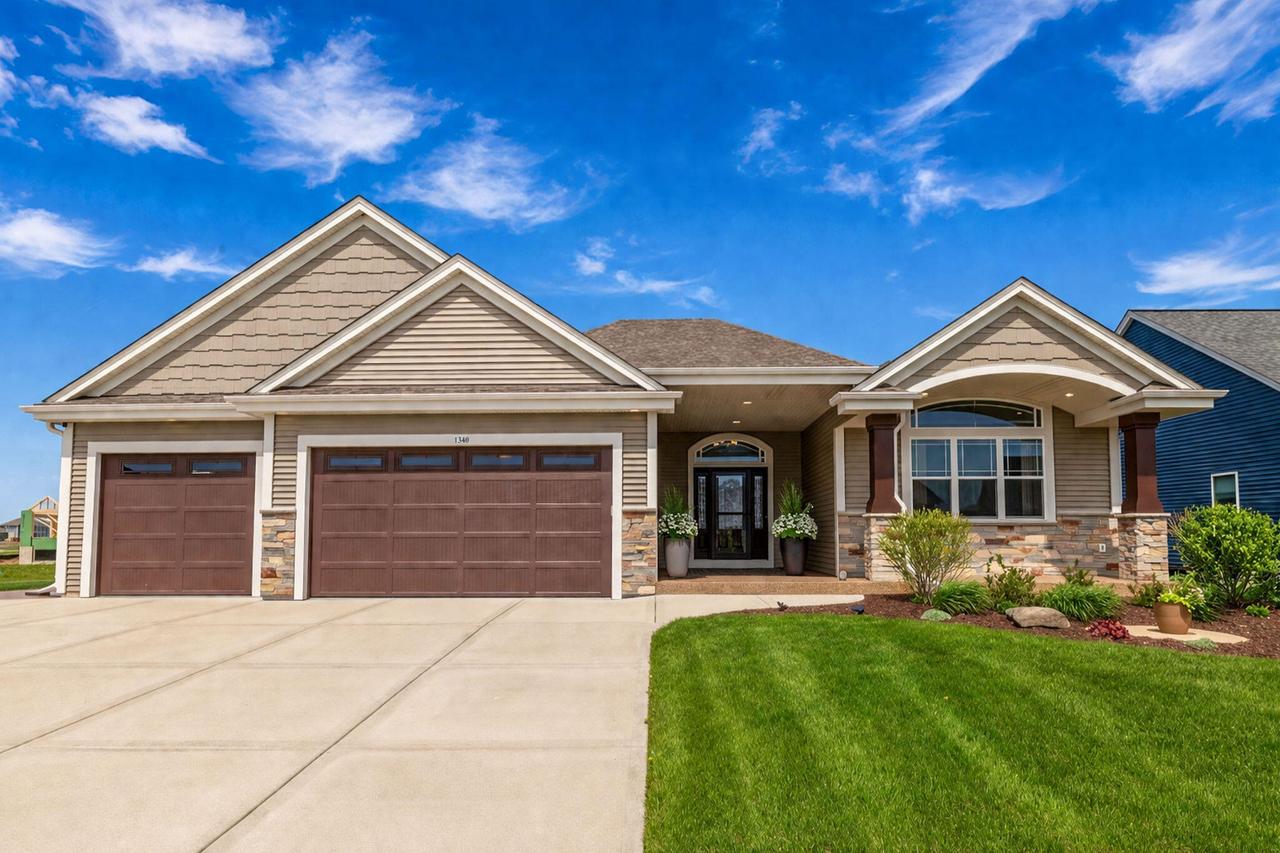 1360 Foxwood Pass, Oconomowoc, WI 53066