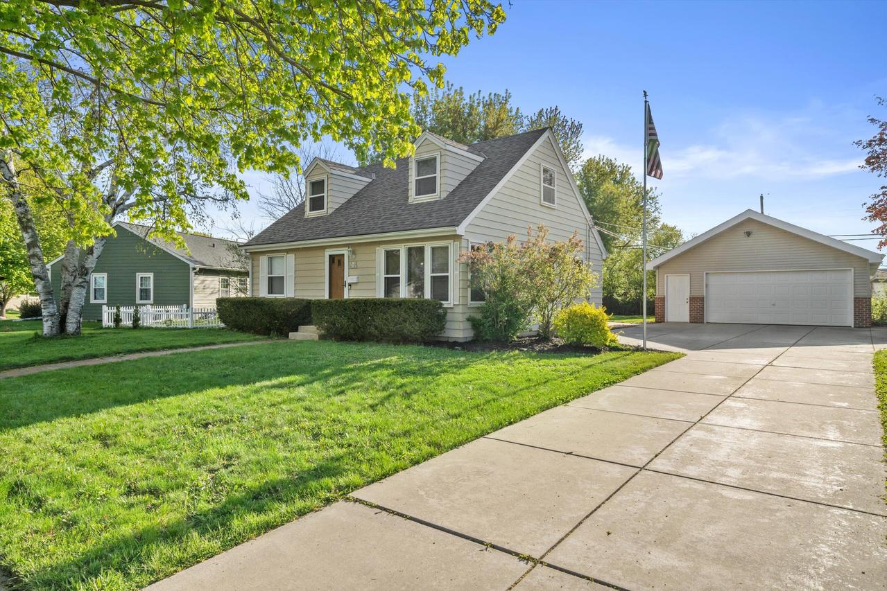 W150N8180 Manhattan Dr, Menomonee Falls, WI 53051