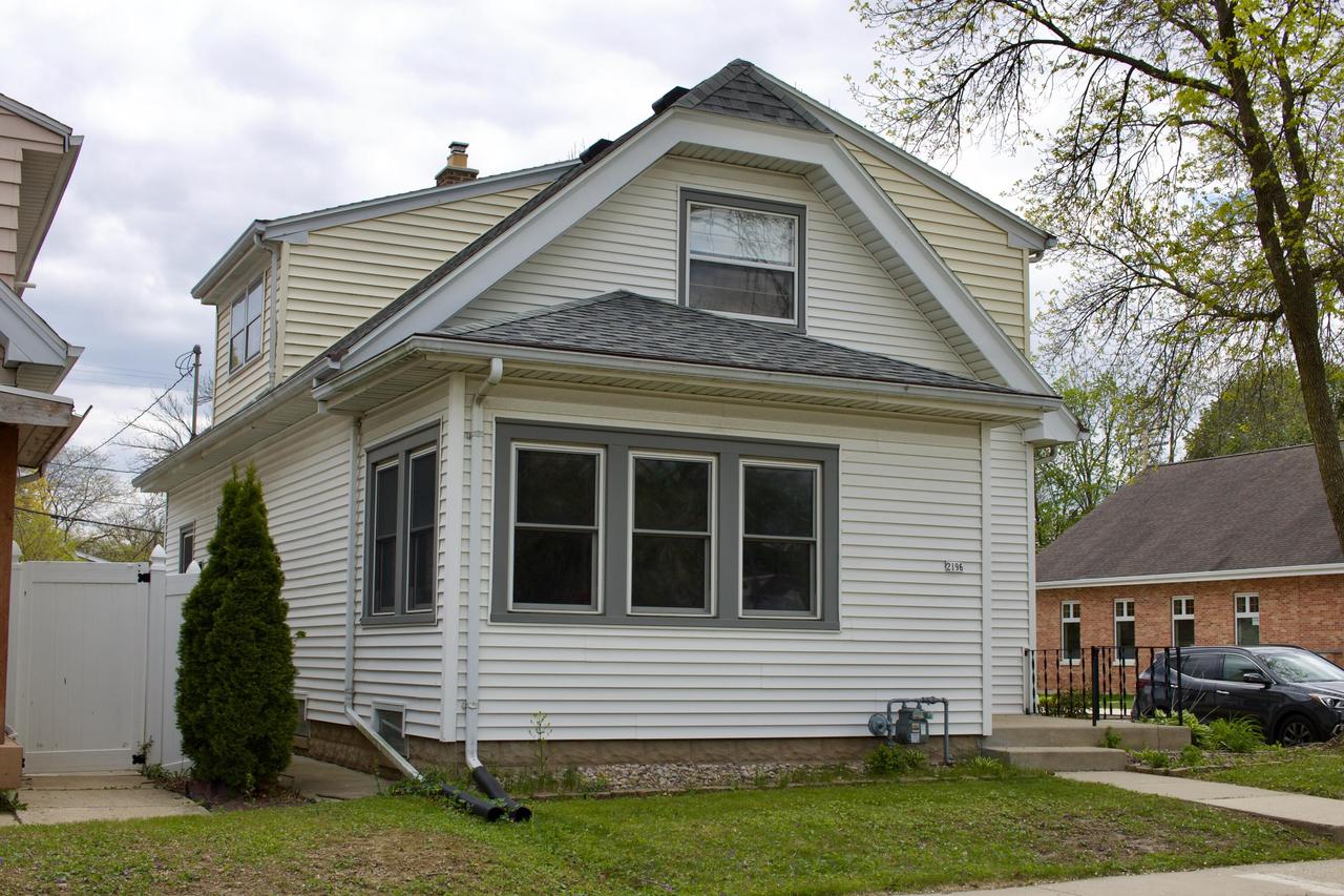 2196 S 79th St, West Allis, WI 53219