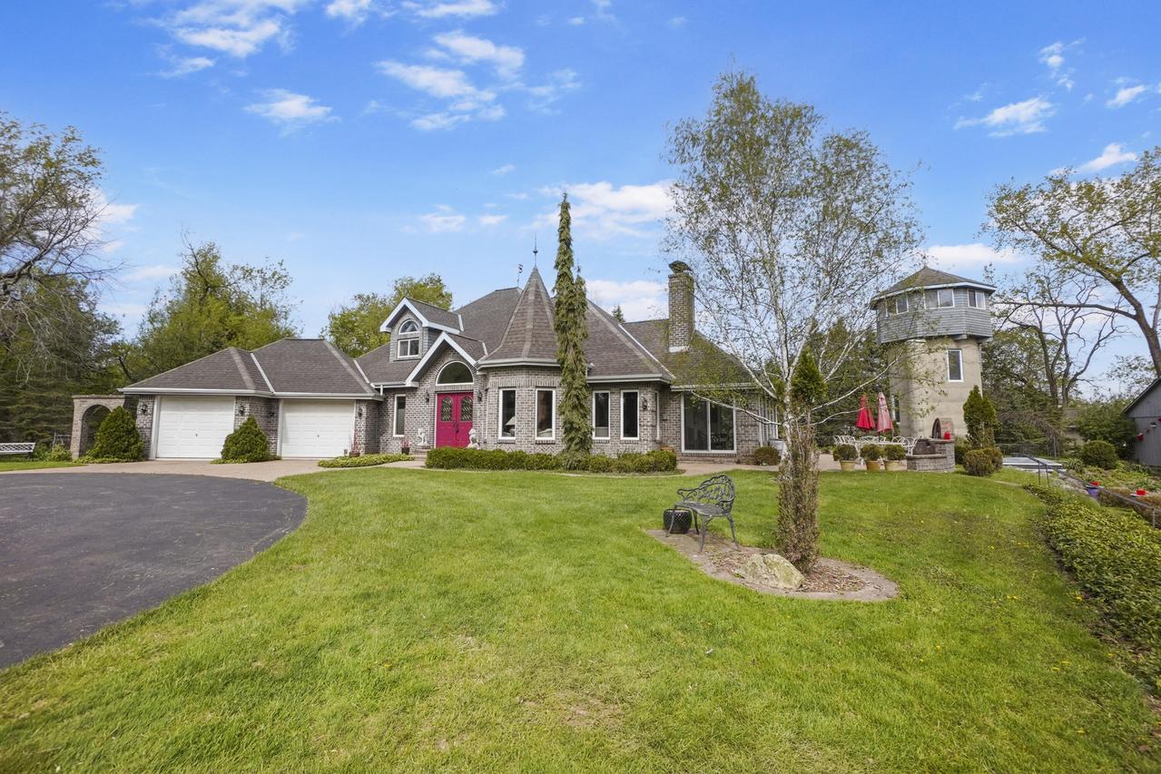 N61W38100 Blackhawk Dr, Oconomowoc, WI 53066