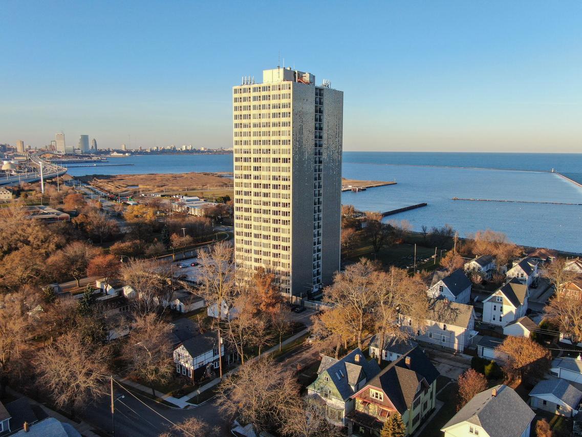 2525 S Shore Dr #5F, Milwaukee, WI 53207