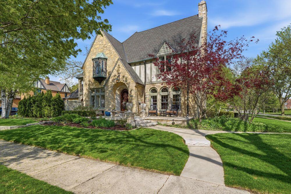 4604 N Murray Ave, Whitefish Bay, WI 53211
