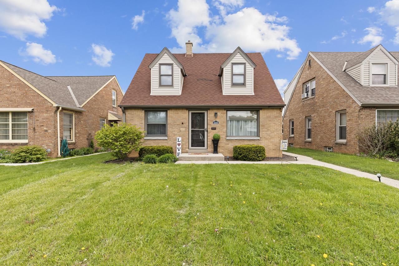 3334 W Lakefield Dr, Milwaukee, WI 53215