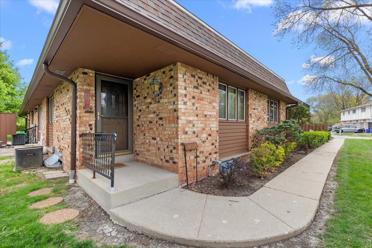 17694 Nassau Dr., Brookfield, WI 53045