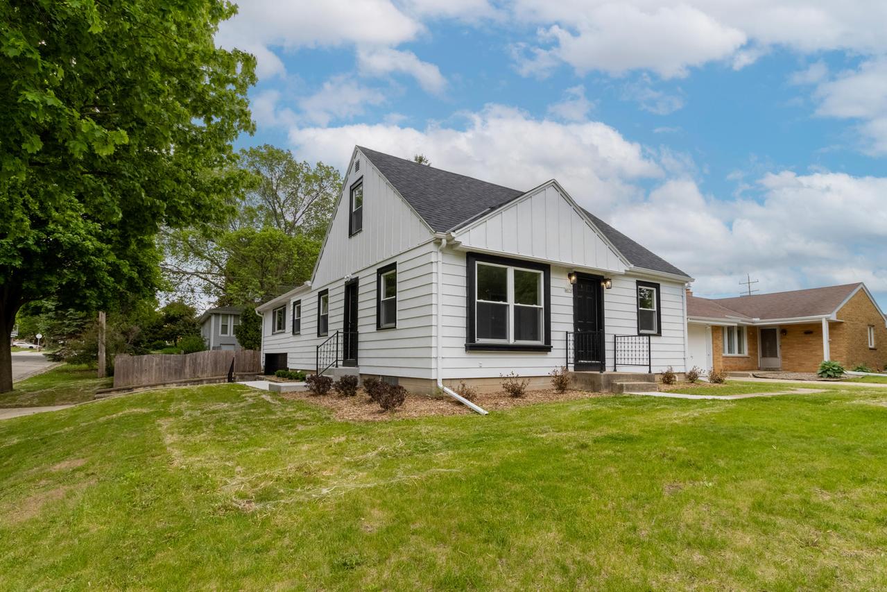 4076 N 93rd St, Wauwatosa, WI 53222
